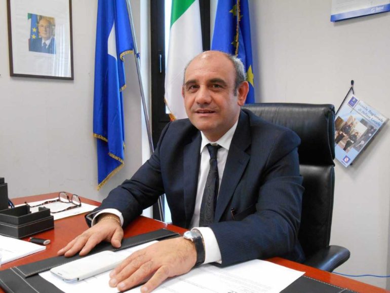 Santa Marina, arresti domiciliari per il sindaco Fortunato: l’accusa è di concussione