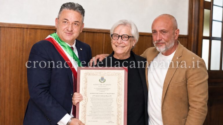 Sarno abbraccia Nino D’Angelo: cittadinanza onoraria tra emozione e memoria