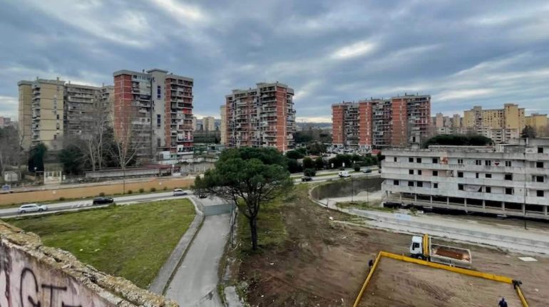 Scampia pusher minorenni presi ai Sette Palazzi: familiari accerchiano la gazzella dei carabinieri