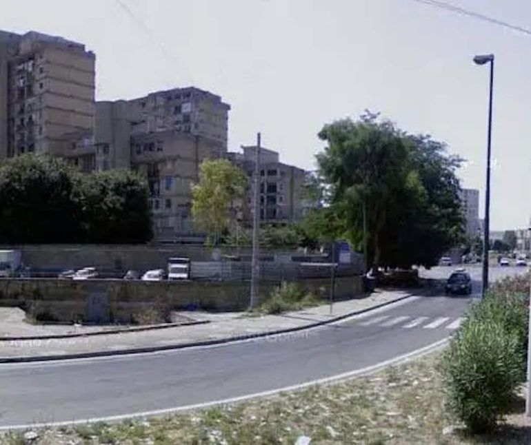 Scampia, stupefacenti e pistola nascosti in uno stabile: maxi sequestro in via Baku
