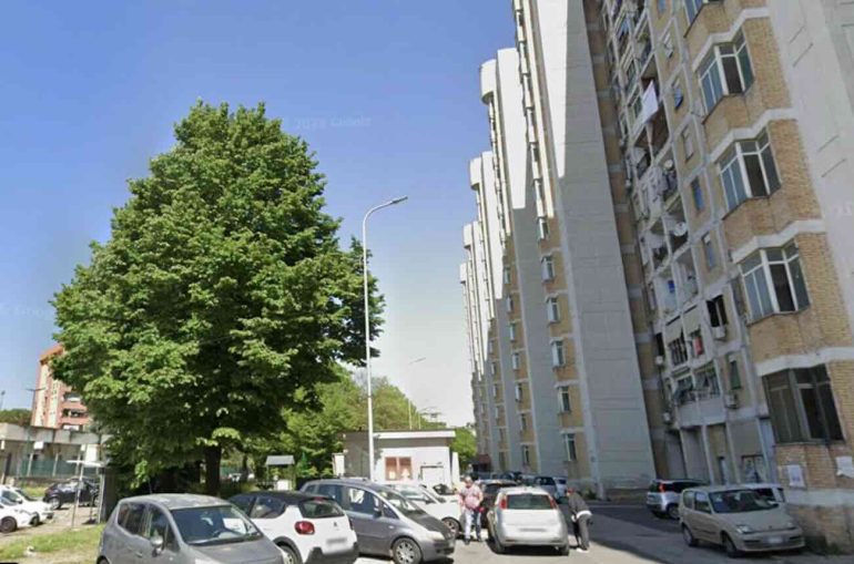 Scampia, stupefacenti nascosti nel calzino: puhser arrestato in via Fellini