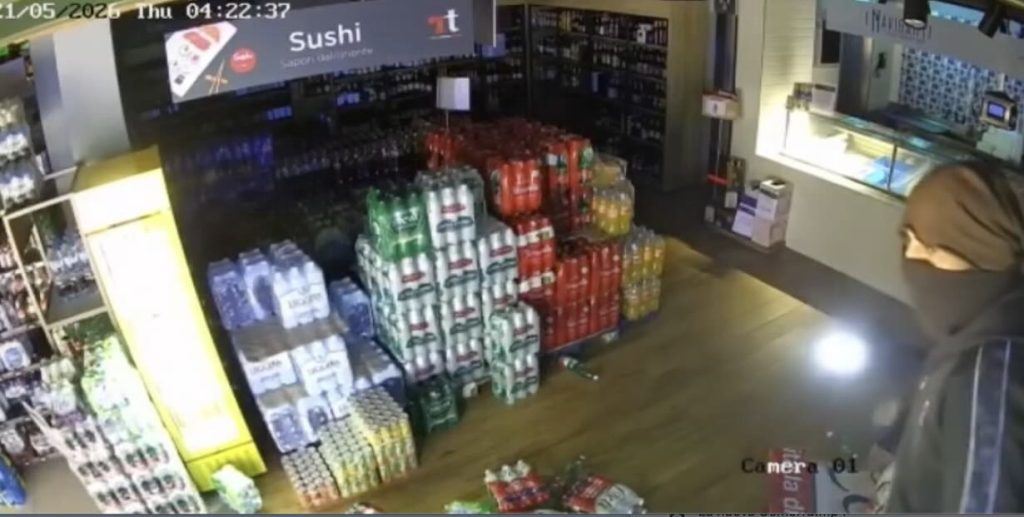 Scatta l’allarme e i ladri devastano il supermercato prima di scappare