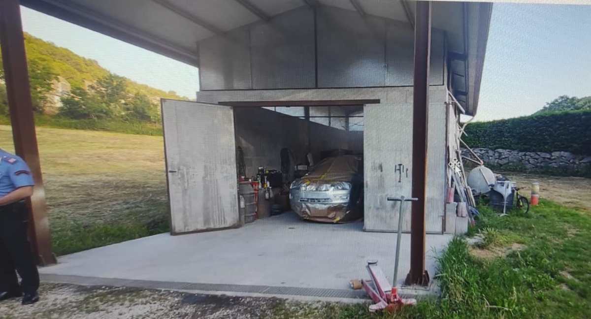 Scoperta shock nel Casertano: capannone abusivo di carrozzeria nel caos totale!