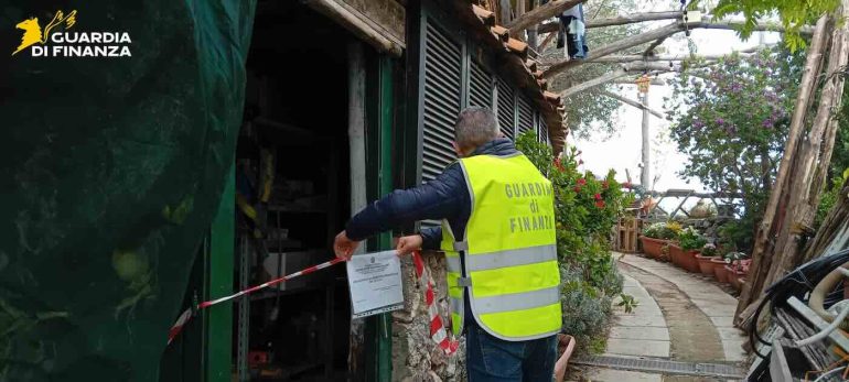 Sequestro di 2.000 mq di opere abusive a Praiano