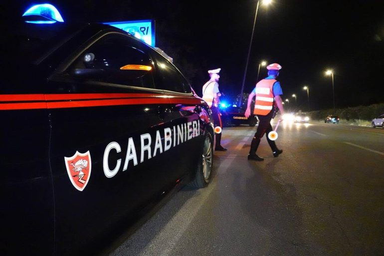 Si ferma al posto di blocco, poi accelera e travolge un carabiniere: arrestato 24enne