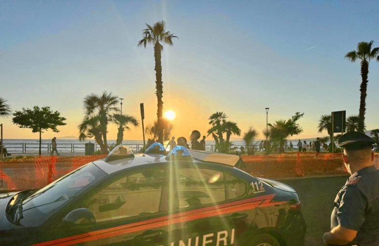 Taglia gli alberi dal marciapiedi per installare il gazebo abusivo di ortofrutta: denunciato