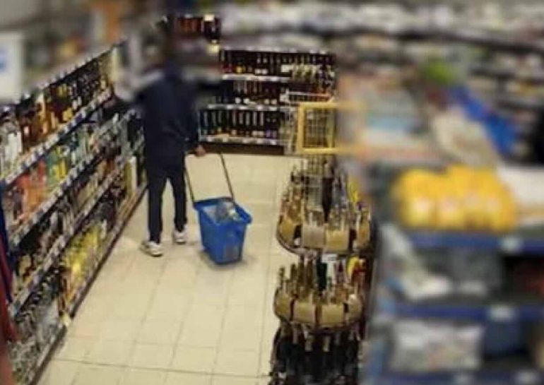 Napoli, arrestato il ladro seriale di champagne: caccia al complice