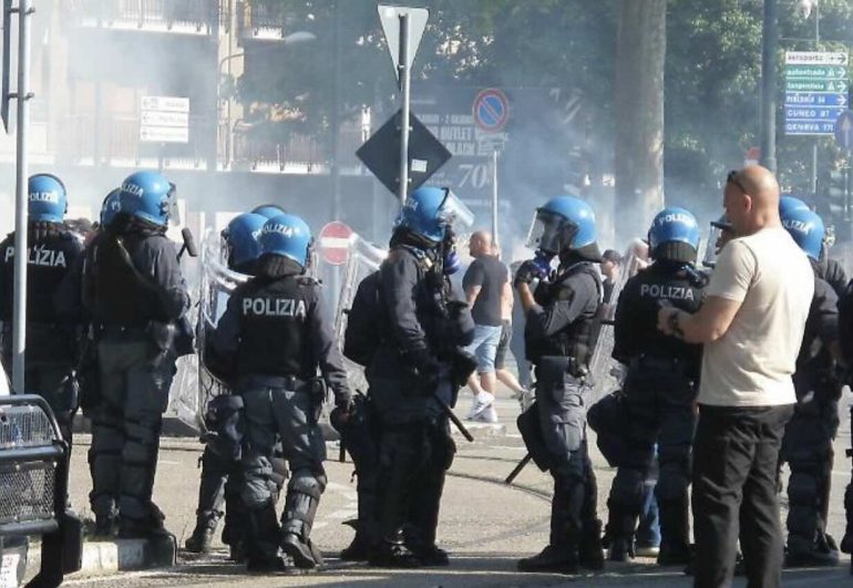 Torino, guerriglia urbana prima del derby: un ferito grave. Gara rinviata alle 21,45