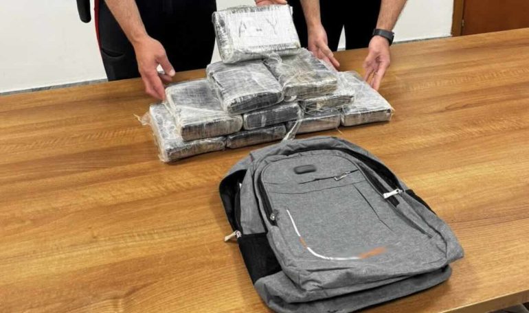Torre Annunziata, fugge all’alt dei carabinieri: aveva oltre 11 chili di cocaina nello zaino
