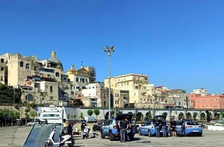 Torre Annunziata, ruba materiale elettrico in un negozio ed evade il controllo: trentaduenne arrestato