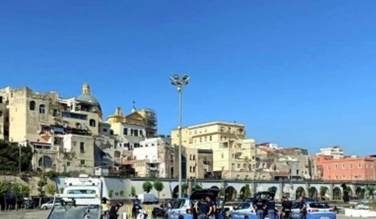 Torre Annunziata, tensione fuori dallo stadio dopo Savoia-Scafatese: arrestato un 56enne, denunciata la moglie