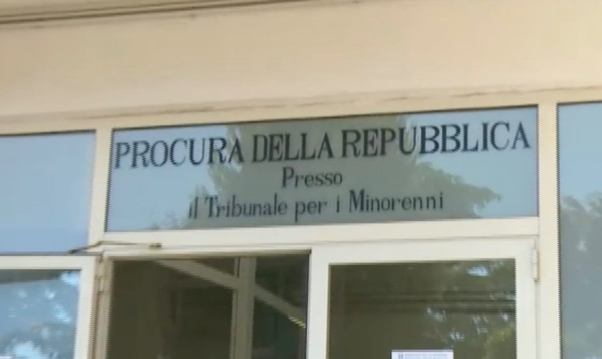 uattordicenne ferito a coltellate a Napoli, convalidato il fermo del 15enne