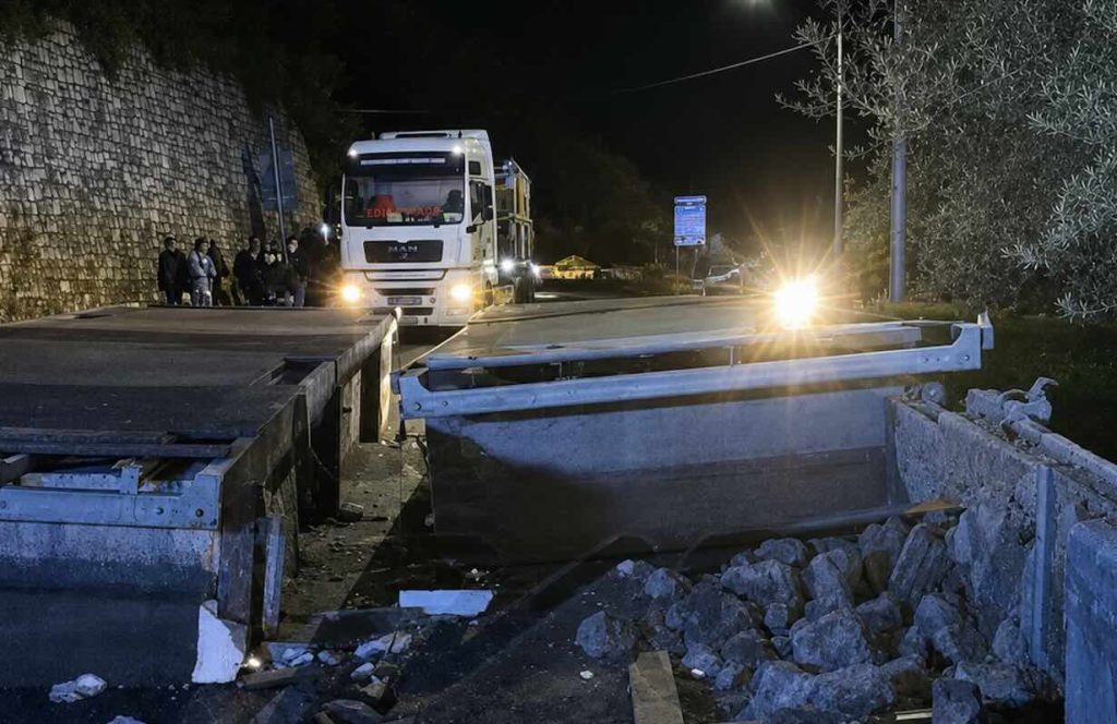 Vico Equense, camion perde parte del carico a Seiano: due giovani in scooter in condizioni critiche