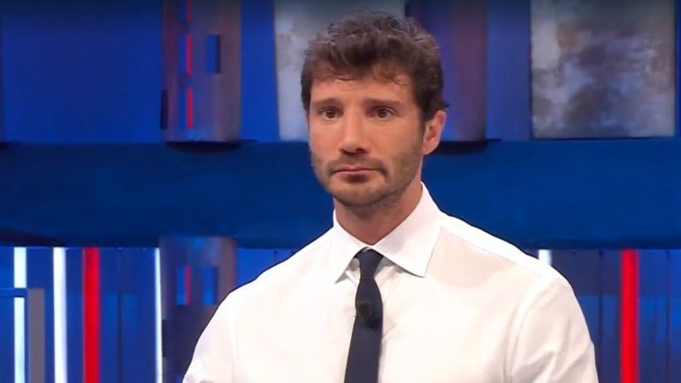 Video intimi rubati a Stefano De Martino, al via le analisi forensi sui pc e sui telefoni del tecnico