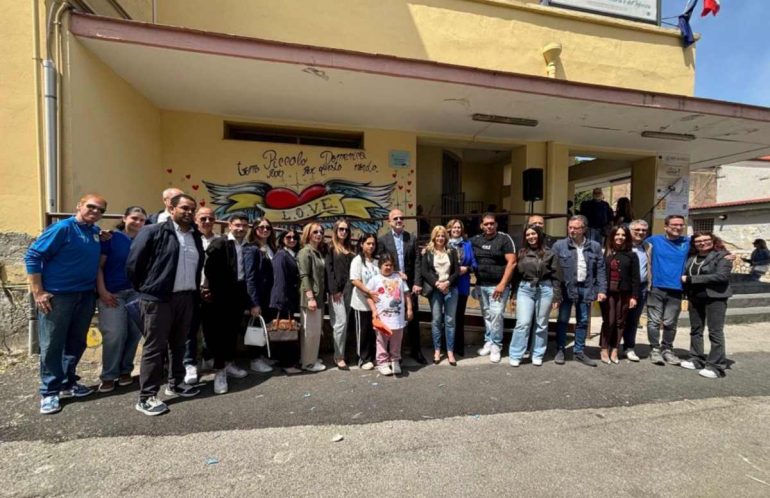 Villaricca, inaugurato il murales per il piccolo Domenico: un volo di colori alla scuola Siani