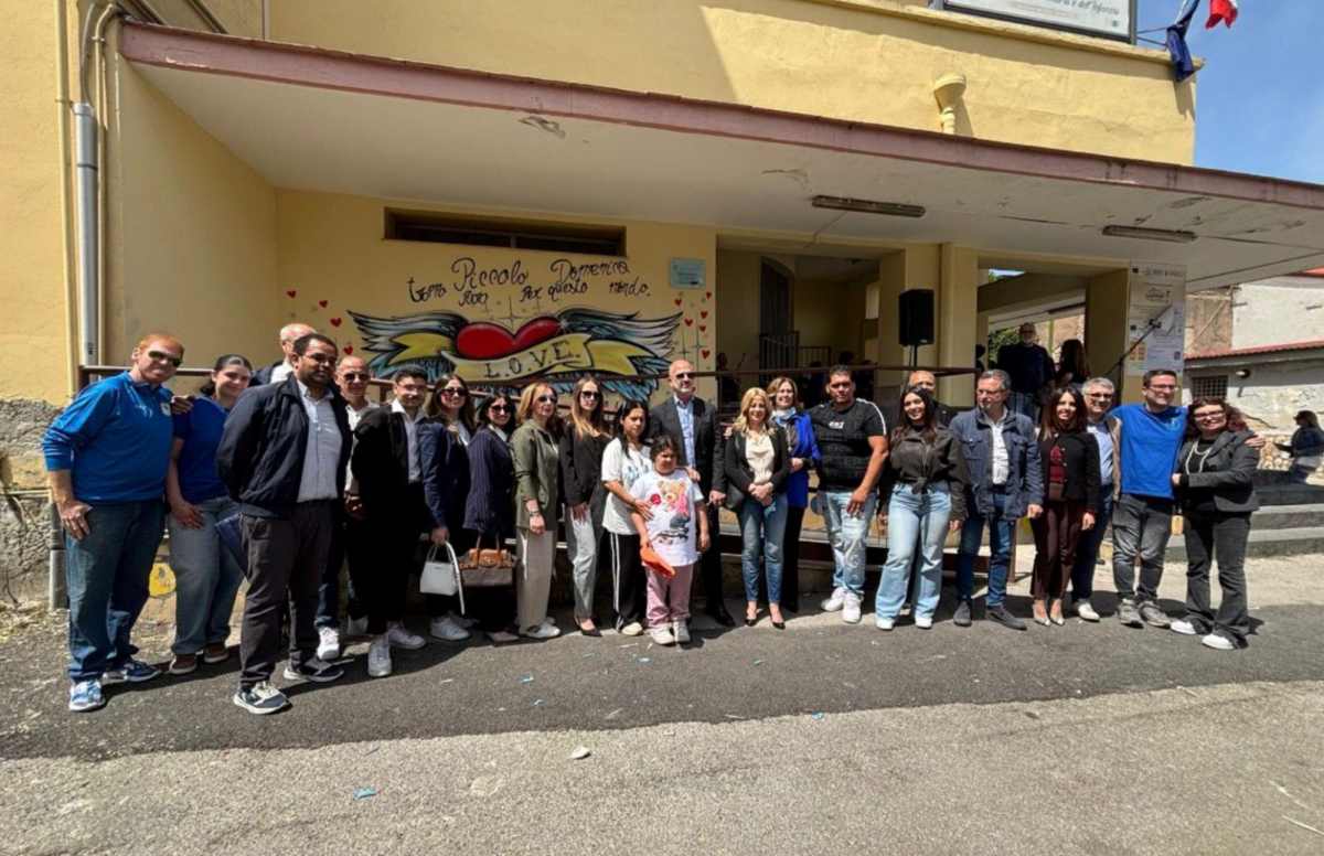 Villaricca commossa per Domenico: inaugurato il murales di colori alla scuola Siani