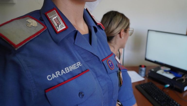 Violenza a San Marco Evangelista, picchia e minaccia di morte la moglie davanti ai figli: arrestato