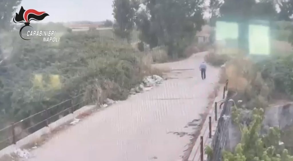 Acerra, dà fuoco ai rifiuti e scappa in bicicletta: incastrato dalle telecamere e arrestato 68enne