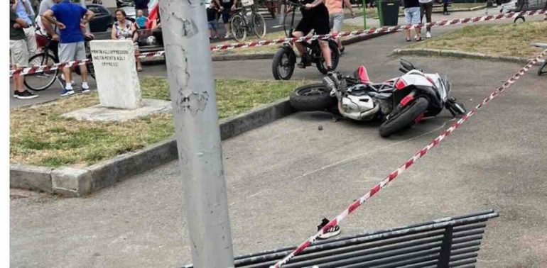 Acerra, moto contromano piomba nel parco giochi: ferito un bambino, caccia ai pirati della strada