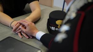 Aggredisce la moglie davanti ai figli, 42enne denunciato a Teverola