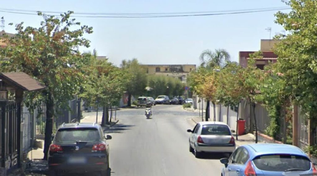 Aggressione choc a Ercolano: 17enne speronato in scooter e accoltellato in una paninoteca
