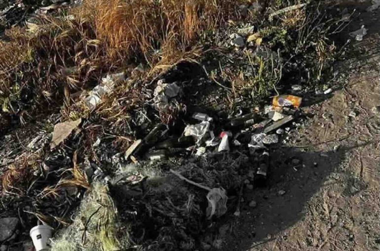 Allarme degrado al Villaggio Coppola: il lungomare trasformato in discarica a cielo aperto