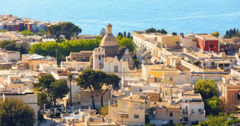 Anacapri, sequestro in un complesso turistico-alberghiero: nel mirino suite, piscina e centro benessere