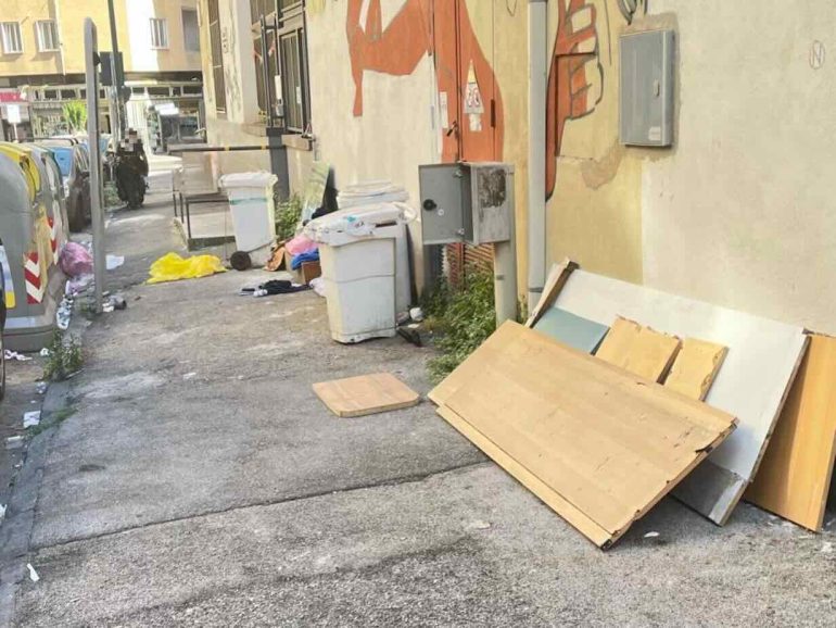 Arenella, discarica davanti alla Casa della Socialità
