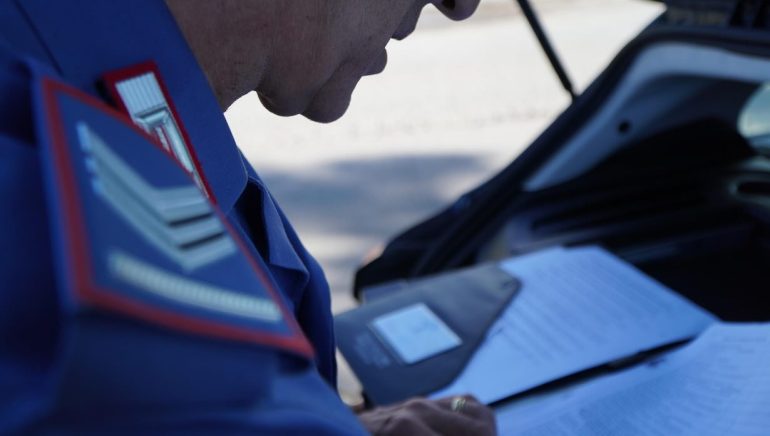 Arienzo: 32enne denunciato per documento falso, hashish e coltello in auto