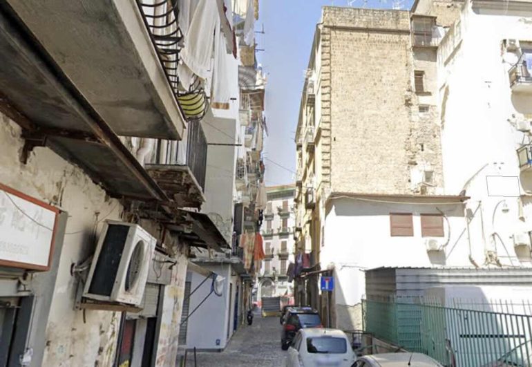 Napoli, inseguimento da film: due 16enni arrestati dopo aver travolto agenti di Polizia