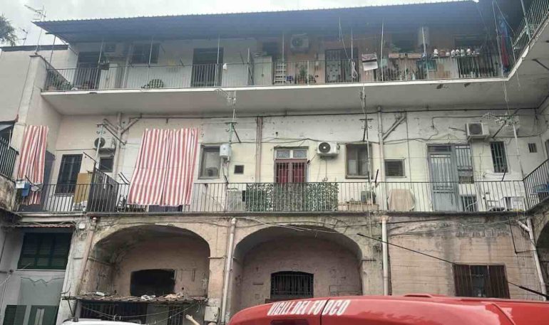 Arzano, cedimento in via Vittorio Emanuele III: sgomberato uno stabile, 14 famiglie evacuate