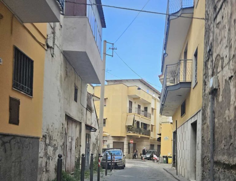 Arzano, commercianti in allerta: «Sono tornati i signori del pizzo del clan Amato-Pagano»