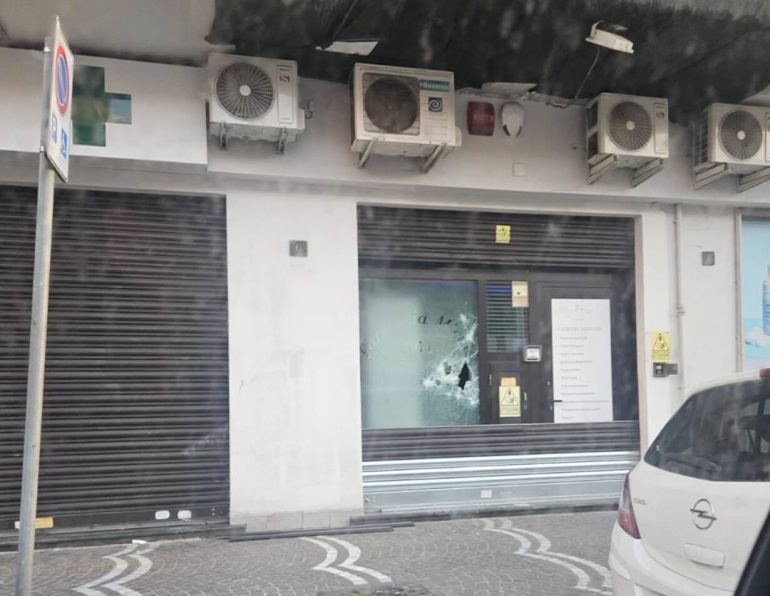 Arzano, tentato furto alla Farmacia Micillo: ladri in fuga dopo l’allarme
