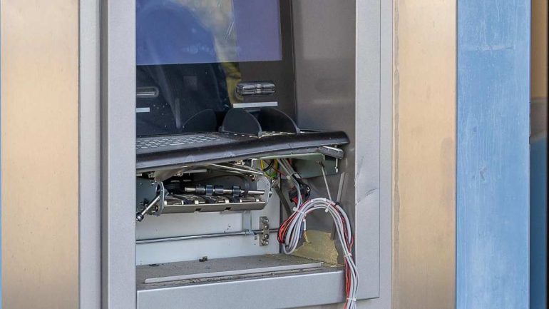 Assalti ai bancomat con l’esplosivo tra Avellino e Pistoia: sette arresti nella banda della «marmotta»