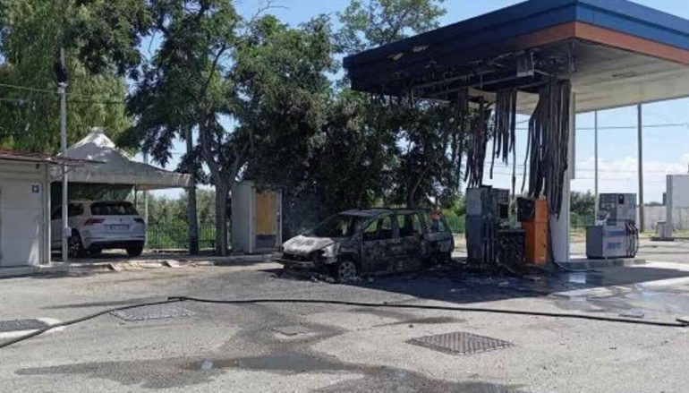Auto carbonizzata con 4 cadaveri a bordo nel cosentino: immigrati uccisi
