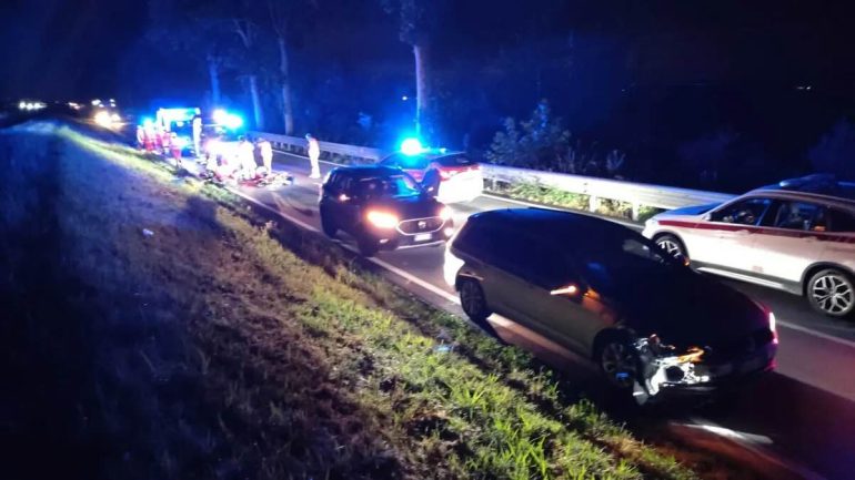 Auto travolge due ragazzi in bici: morto un 19enne, grave l’amico. Fermato 47enne napoletano