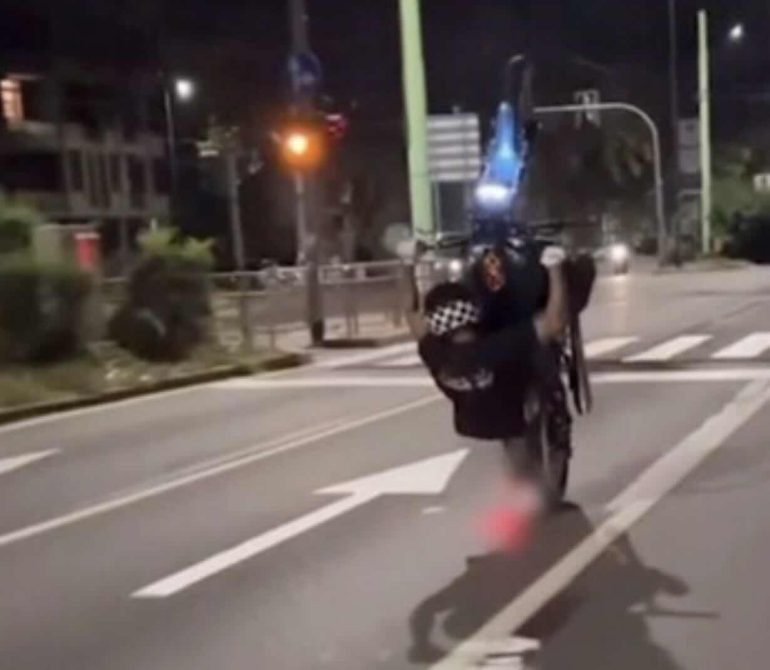 Avellino, tenta l’impennata con la moto e travolge una 14enne: la ragazza è grave