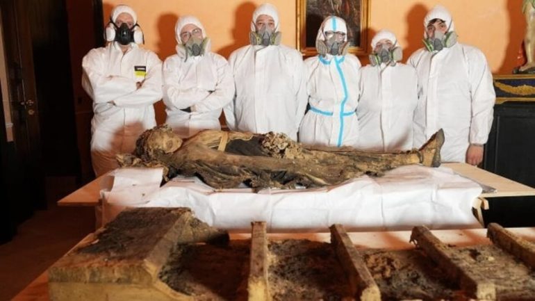 Avellino, torna alla luce la mummia di una giovane nobildonna dell’Ottocento: era sepolta vicino all’altare