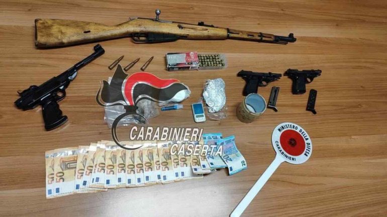 Aversa, lite tra vicini degenera: scoperto arsenale in casa, arrestati due fratelli