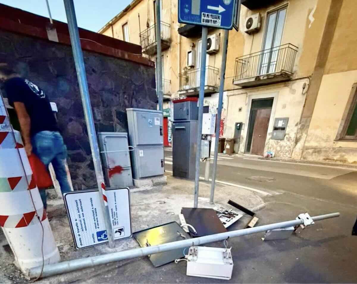 Le telecamere danneggiate a Bacoli