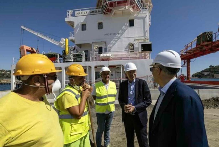 Bagnoli, la prima nave salpa per il Belgio: a bordo 7 mila tonnellate di sabbia dragata