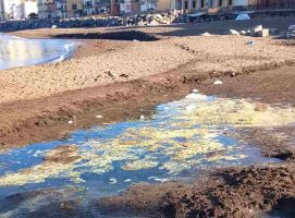 Bagnoli, nuovo allarme sulla spiaggia libera: spuntano macchie di zolfo e ristagni nel canale di Agnano