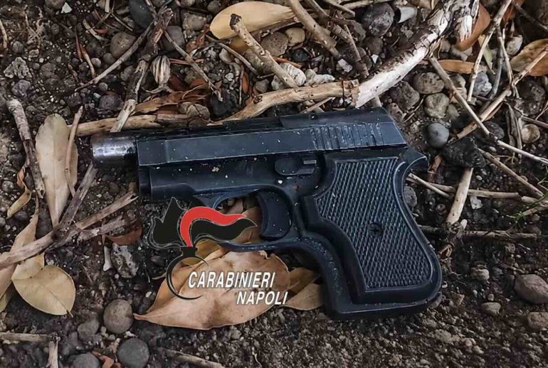 Bagnoli trovato in auto con pistola e bastone: denunciato