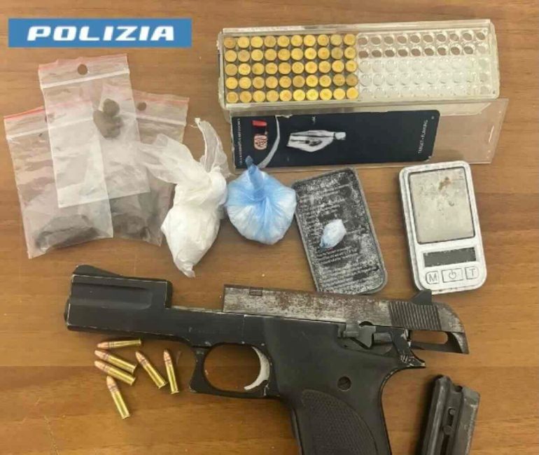 Barra, la polizia ritrova pistola e stupefacenti nascosti in un’intercapedine