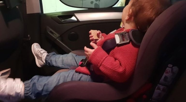 Battipaglia, bimbo di 20 mesi resta chiuso in auto, poliziotti rompono il finestrino e lo salvano