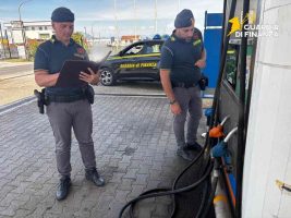 Benevento, gasolio taroccato distrugge il motore di un’auto: la Guardia di Finanza sequestra il distributore