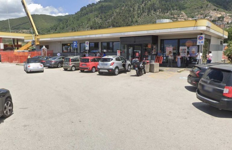 Bimba dimenticata in autogrill sulla A2: salvata dalla Polizia Stradale