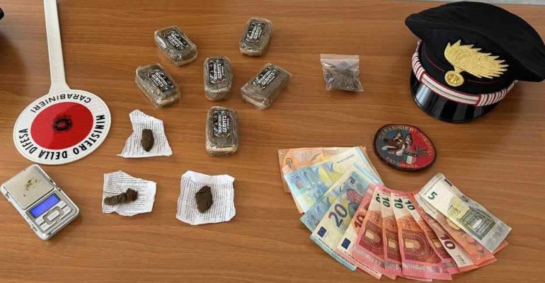 Sei panetti di hashish in casa, arrestato 55enne. Sequestrati droga e denaro per migliaia di euro