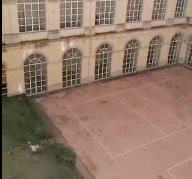 Napoli, al rione Sanità il cortile di una scuola diventa teatro: al via «Lo show delle macerie»