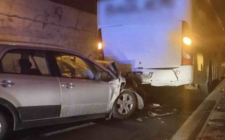 Bus di spettatori di ritorno dal concerto di Geolier centrato da un auto: muore papà, grave la figlioletta